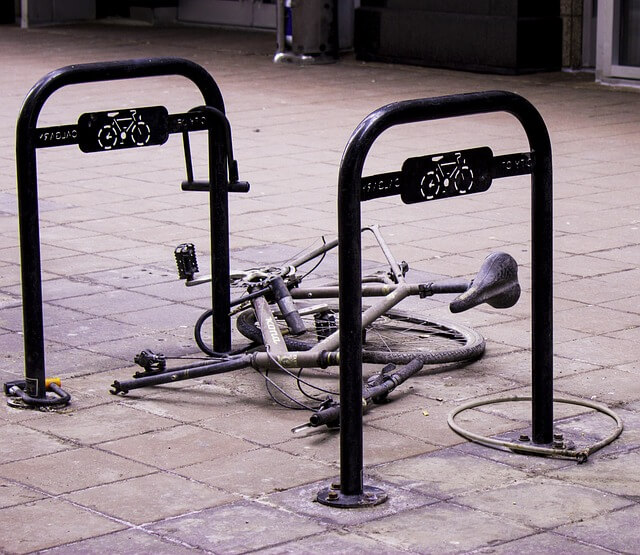 Die Restes eines angeschlossenen Fahrrads, bei dem der Rest gestohlen wurde.